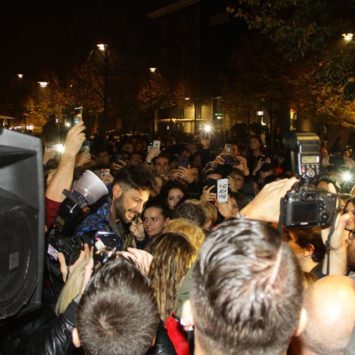 Fabrizio Corona: impressionante bagno di folla in Veneto!